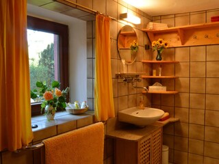 Bad mit Fenster zum Garten