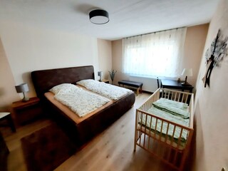 Schlafzimmer, sofern gewünscht mit Kinderbett