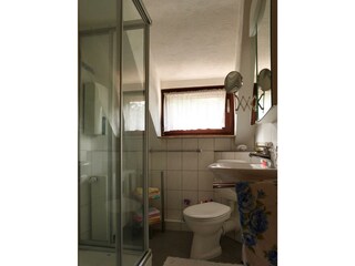 Bad mit Dusche und WC