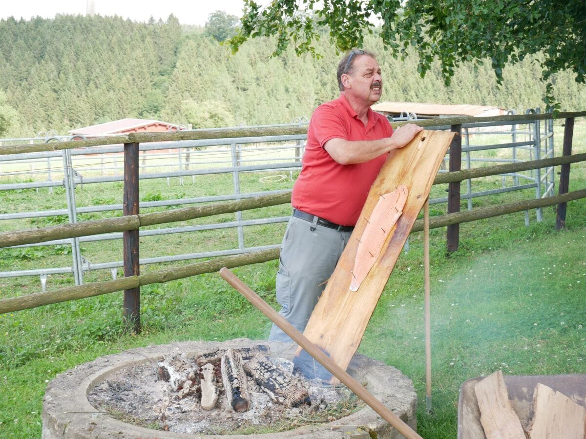 Lachs am Brett am Lagerfeuer