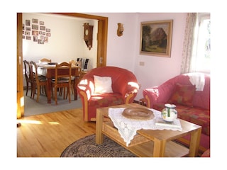 Wohnzimmer mit Durchgang zum Essbereich