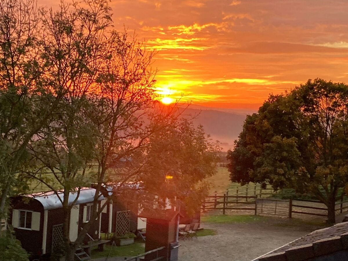 Bauwagen Sonnenaufgang Herbst