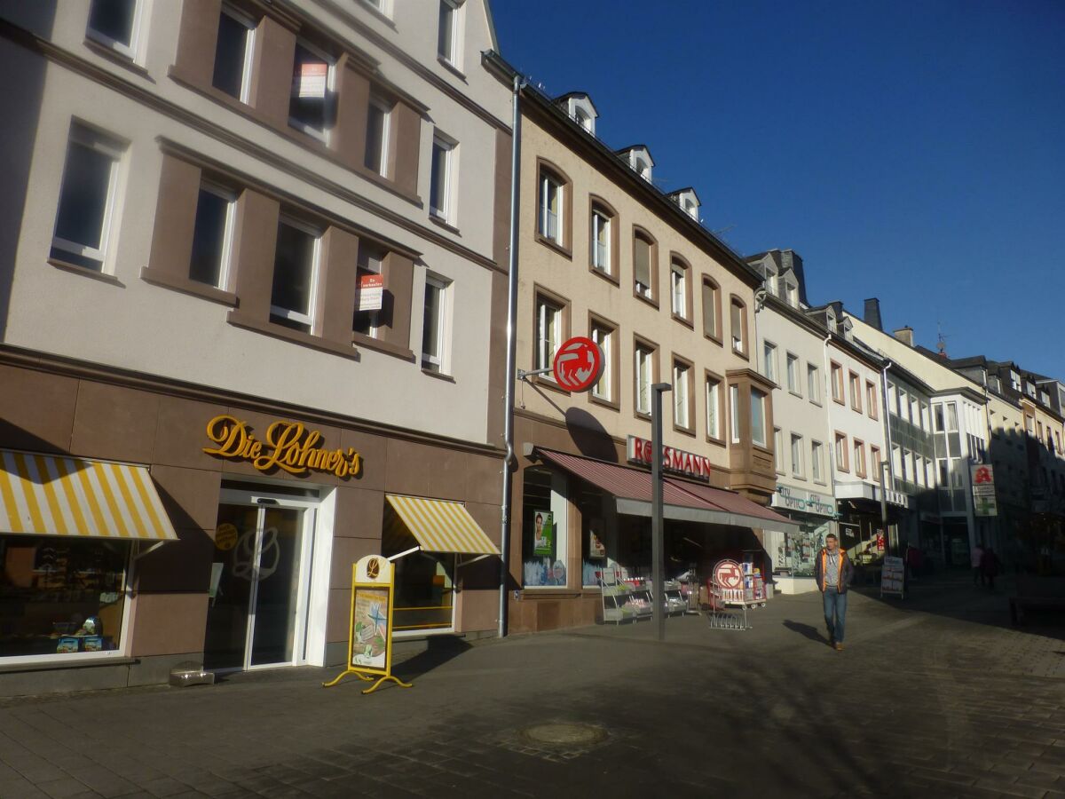 Bäckerei und Café "Die Lohners" und Rossmann 70 m