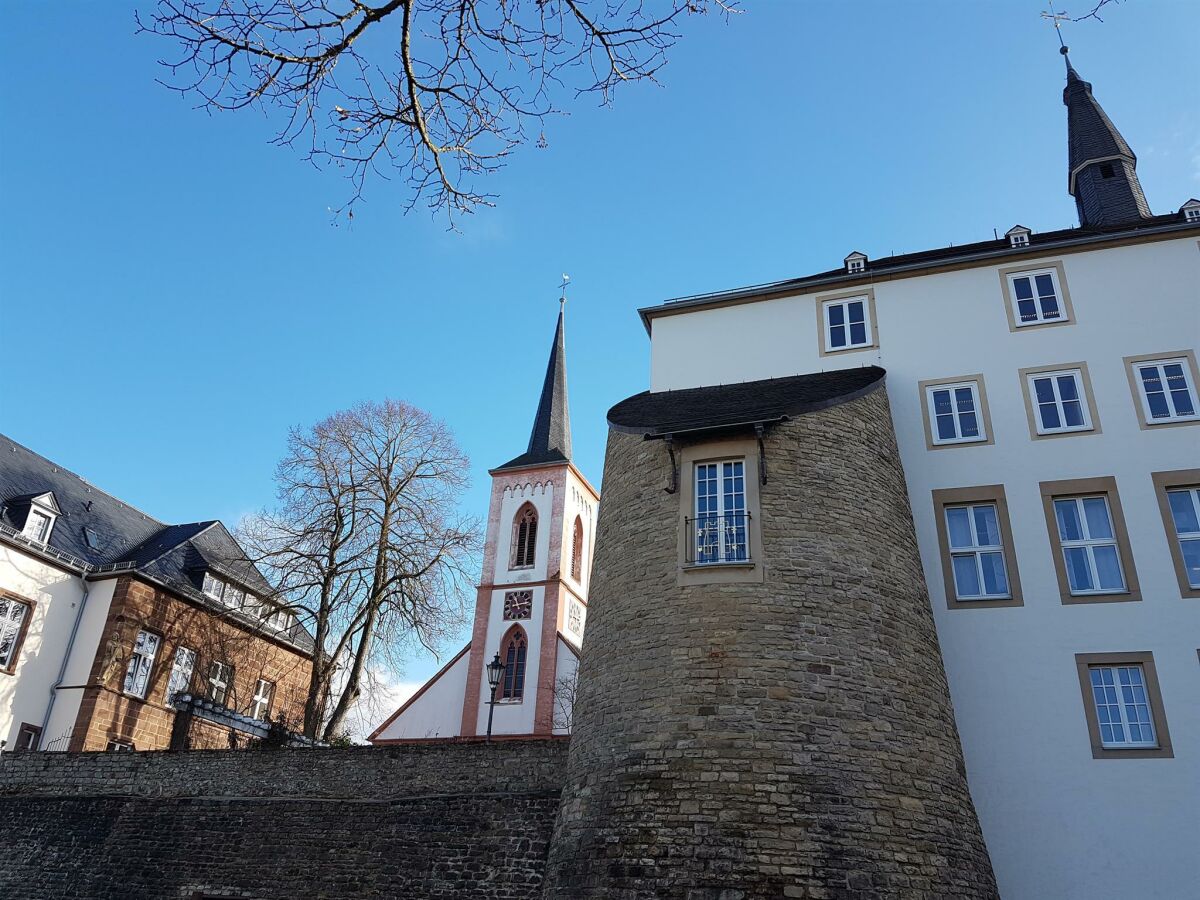 Rathaus, Teile der Römermauer und Liebfrauenkirche