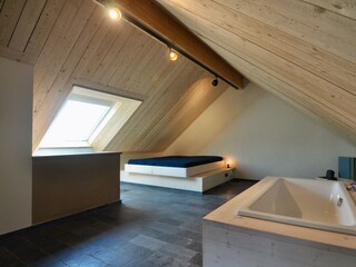 Badewanne im Fitnessraum