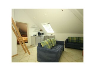 Wohnzimmer mit Aufgang zur Empore