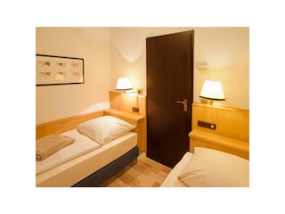 Schlafzimmer mit getrennten Betten