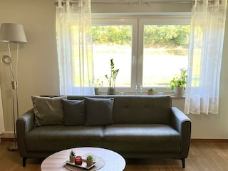 Wohnbereich mit Sofa und Tisch