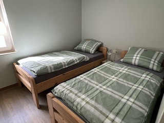 2 Einzelbetten im Schlafzimmer
