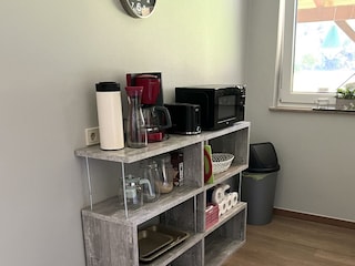 Schrank mit Küchenutensilien