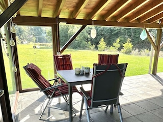 Essbereich auf überdachter Terrasse