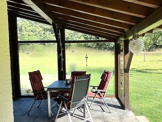 Sitzgelegenheiten auf der überdachten Terrasse