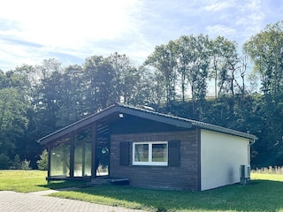 Hausansicht von vorne seitlich