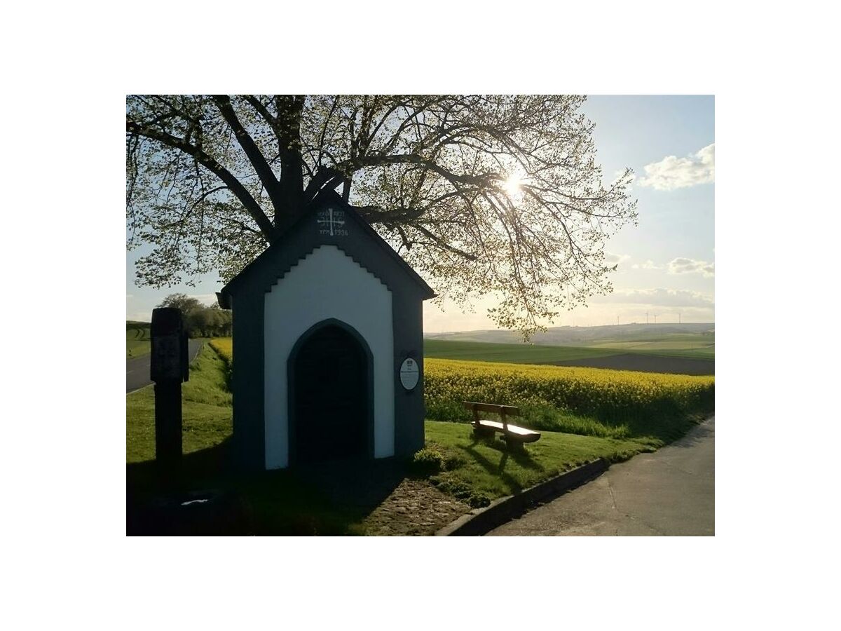 Kleine Kapelle in Wierschem im Abendlicht