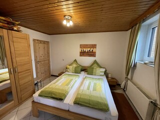 Ein gemütliches Schlafzimmer mit Vollholzmöbeln