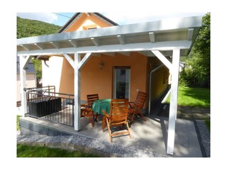 Große überdachte Terrasse und Liegewiese