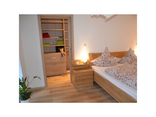 Schlafzimmer mit begehbarem Schrank