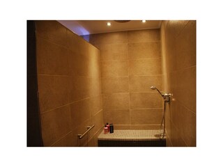 Regendusche (1,20x1,70m) mit Sitzbank