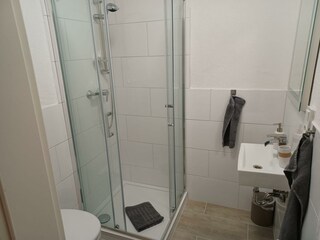 Bad zu Einzelzimmer 2