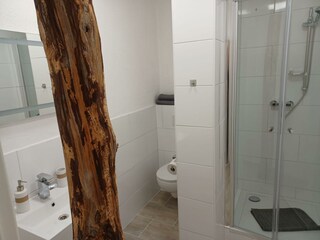 Bad zu Einzelzimmer 1