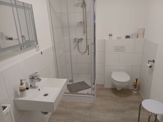 Bad zu Einzelzimmer 3