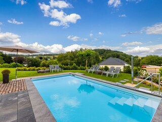 eifelia-Ferienhäuser Pool mit Aussicht