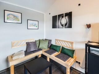 Ruheraum im Poolhaus mit Bad und Weinkühlschrank