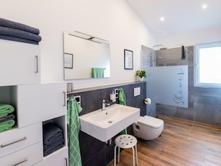 Badezimmer mit Dusche