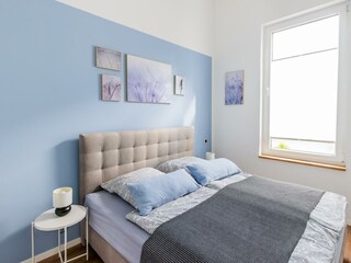 Schlafzimmer mit Boxspringbett und TV