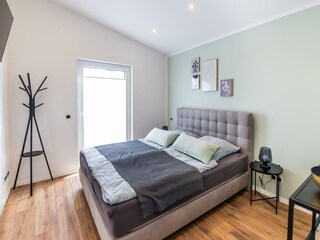 Schlafzimmer mit Boxspringbett und TV