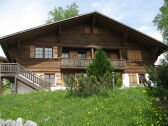 Chalet von vorne, EG Wohnung links