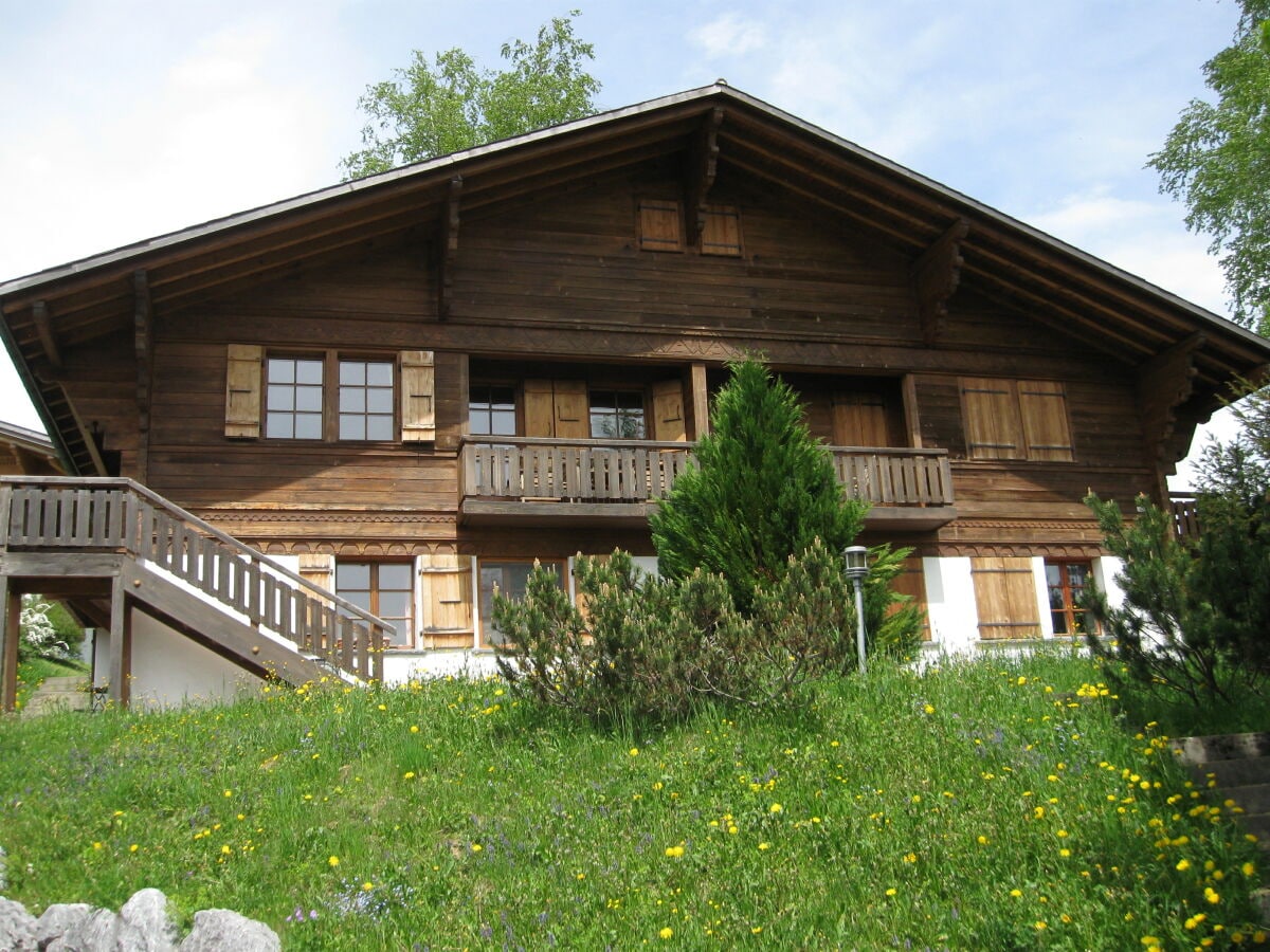 Chalet von vorne, EG Wohnung links