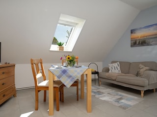 Helles Wohnzimmer mit TV