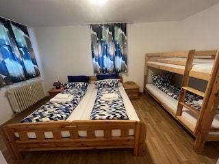 Schlafzimmer 1