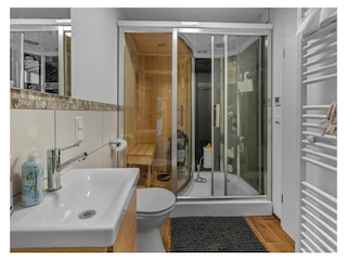Badezimmer mit Sauna + Dusche