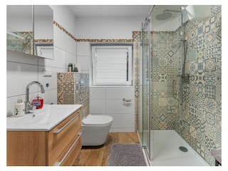 Badezimmer mit Dusche
