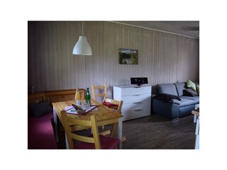 Blick aus der offenen Küche in den Essbereich