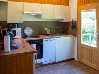 Geschirrspüler, Mikrowelle, Terrassentür in den Ga