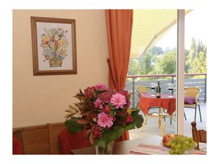 Essecke mit Blick zum Balkon