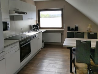 Küche mit Spülmaschine, Microwelle, E-Herd usw.