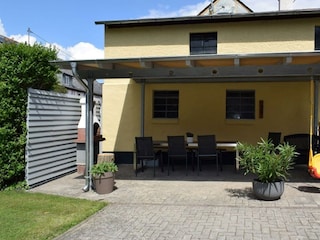 Terrasse hinterm Haus