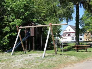 Spielplatz mit Hausansicht