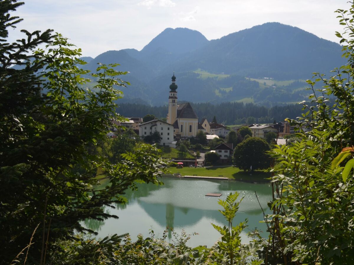 Kirche mit See