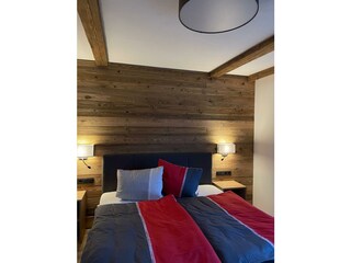 geräumiges Schlafzimmer mit Doppelbett,