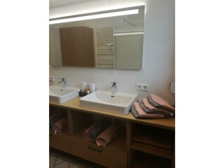 Badezimmer mit Doppelwaschbecken und Dusche