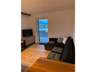 gemütliches Wohnzimmer mit Ausziehcouch
