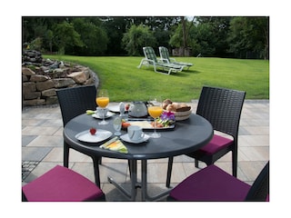 Terasse mit Blick in den Garten