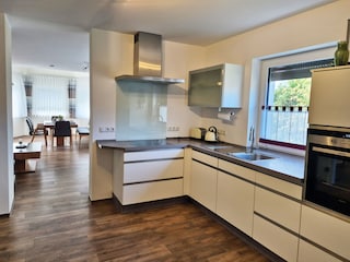 Küche mit Blick in den Wohnraum