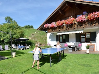 Tischtennisplatte im Garten