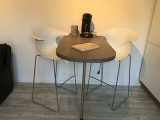 Frühstückstisch mit Kaffeemaschine